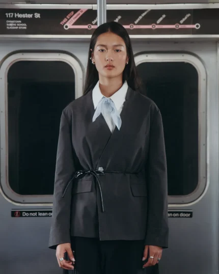COLLARLESS TIE BLAZER
